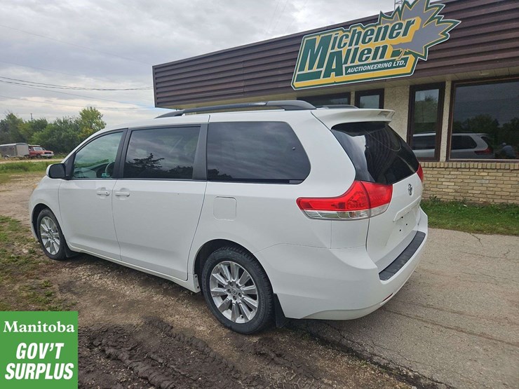 2013-toyota-sienna-image-3