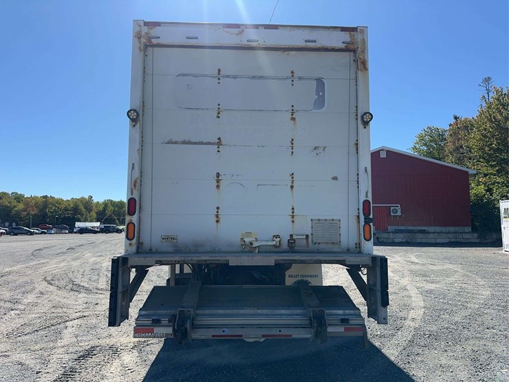 2005-freightliner-m2-106-image-6