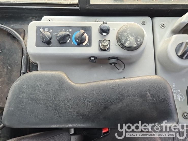 2023-komatsu-d61px-24-image-55
