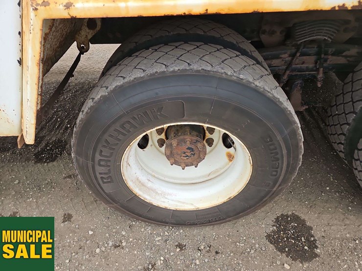 2019-freightliner-m2-106-image-12