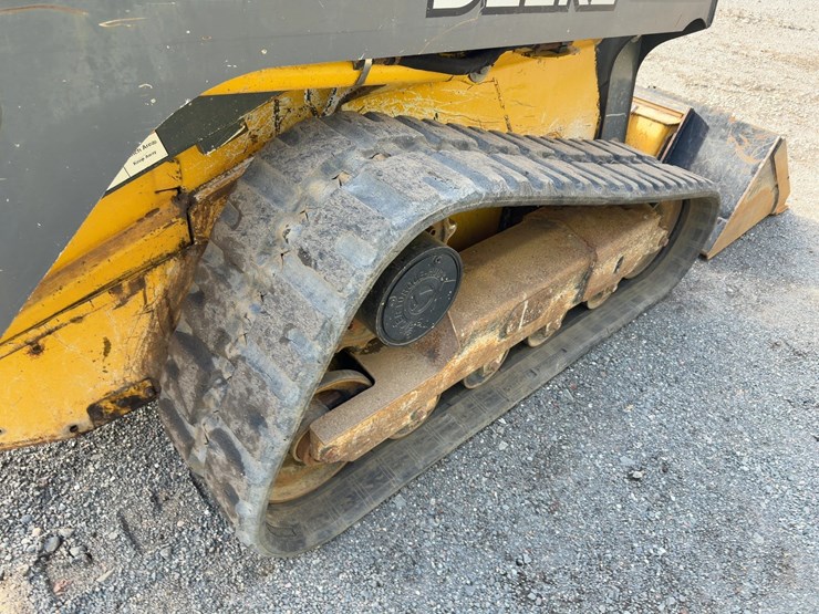 2013-deere-323d-image-13
