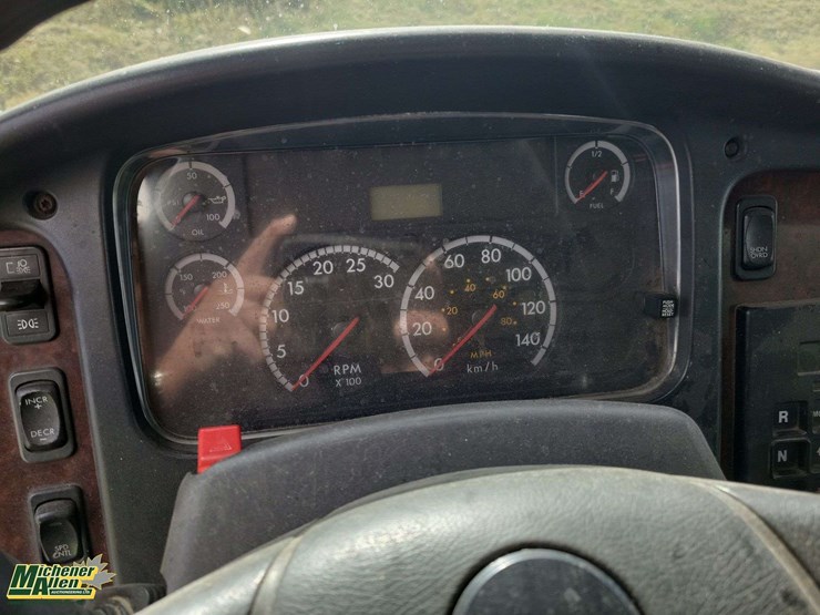 2006-freightliner-m2-106-image-19