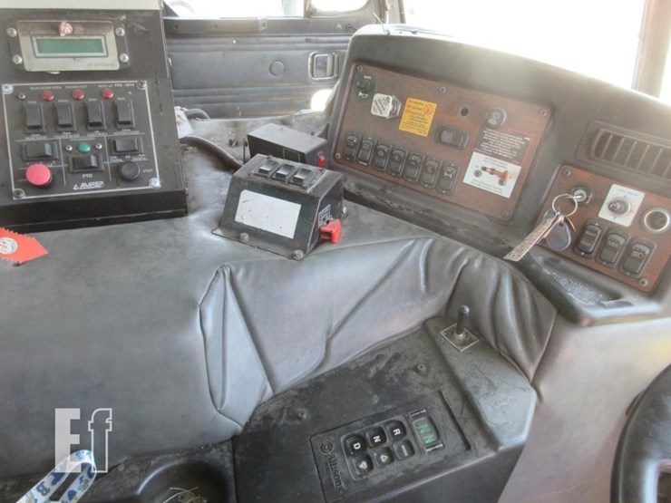 2009-peterbilt-320-image-9