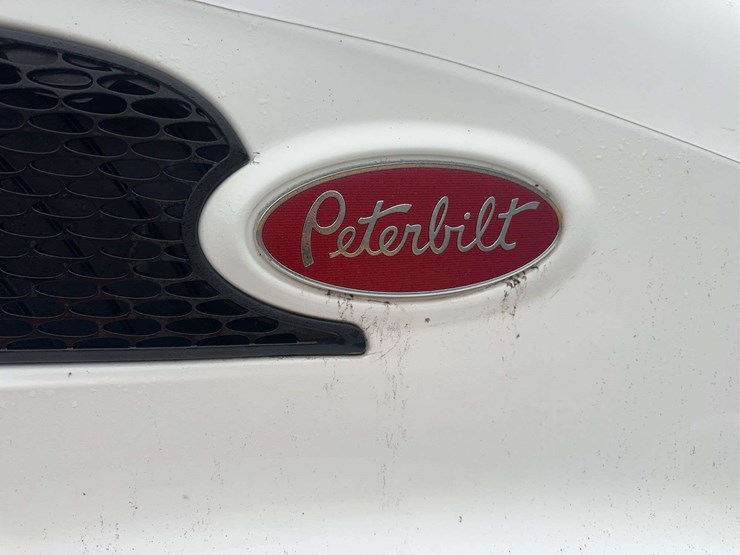 2018-peterbilt-579-image-12