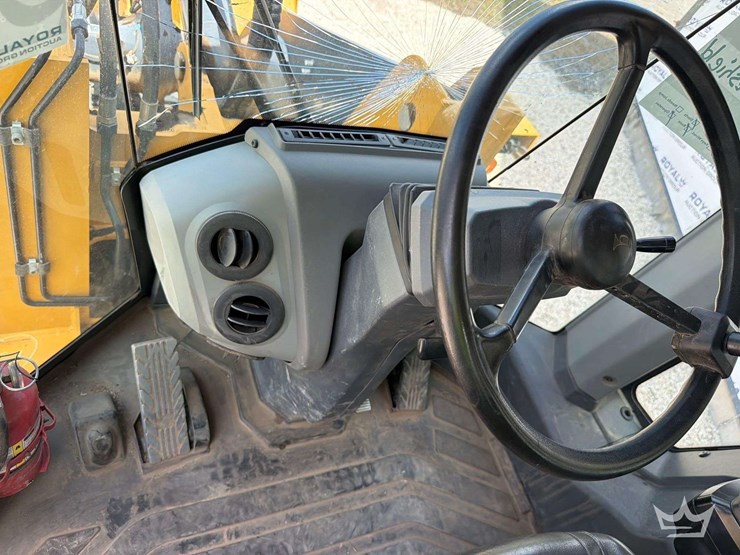 2022-john-deere-524-image-11