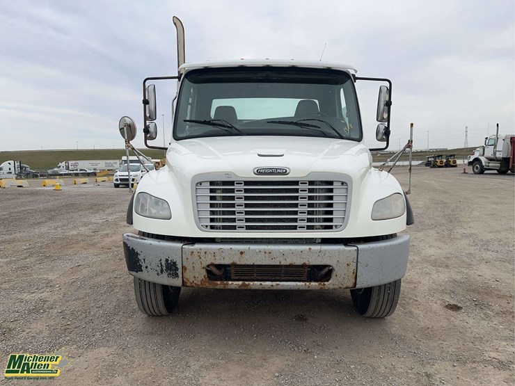 2009-freightliner-m2-106-image-8