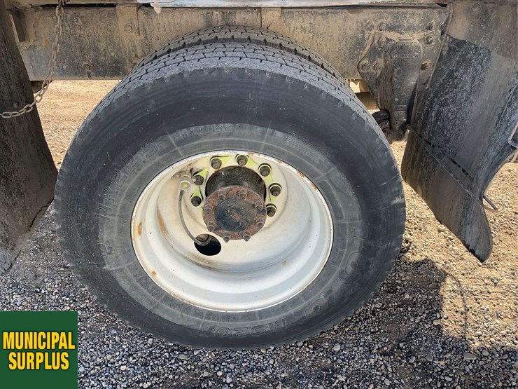 2015-freightliner-m2-106-image-11