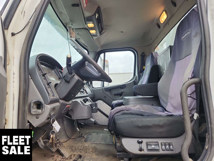 2014-freightliner-m2-106-image-15