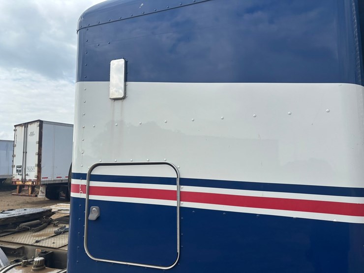 2014-peterbilt-384-image-33