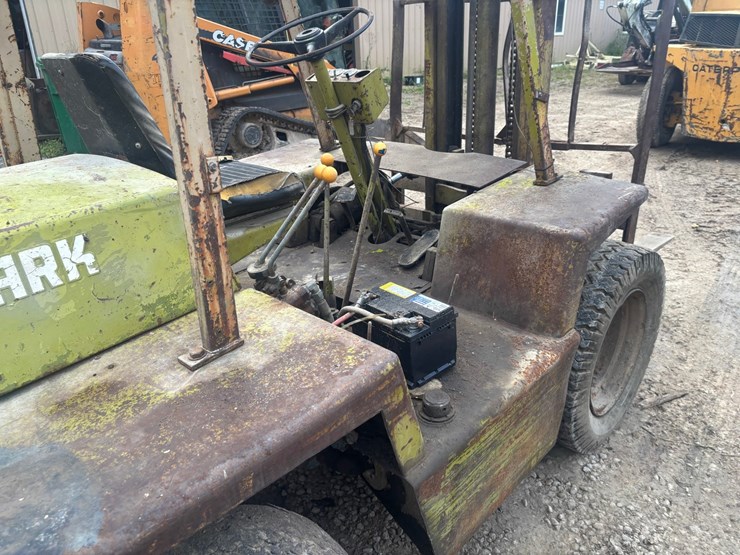 #3332-•-clark-it40b-forklift-image-20