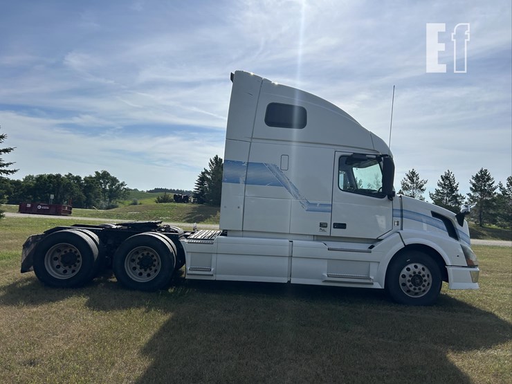 2012-volvo-vnl64t670-image-4