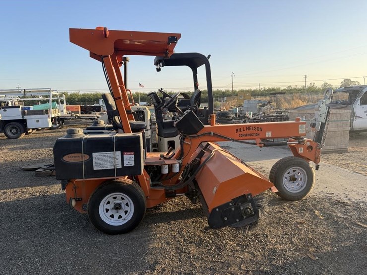lay-mor-sm-300-3-wheel-broom-image-2