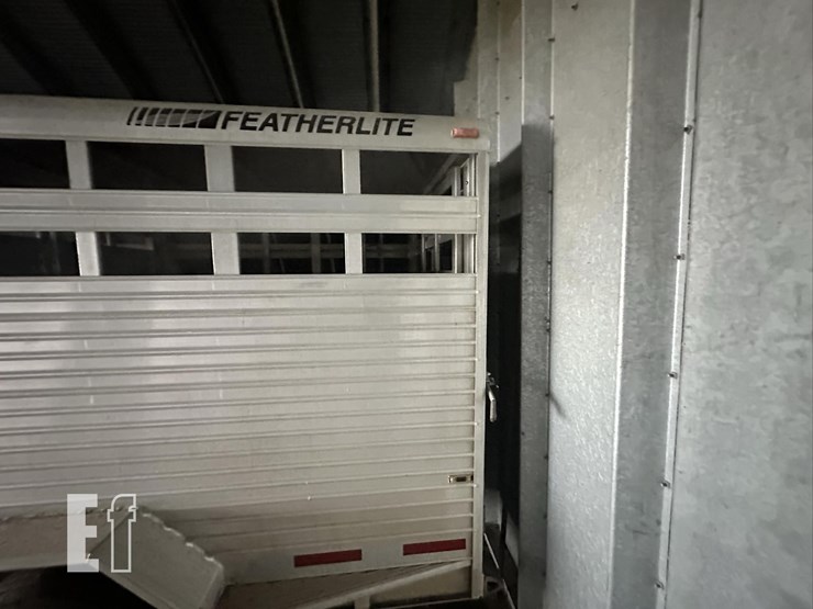 2005-featherlite-8127-image-19
