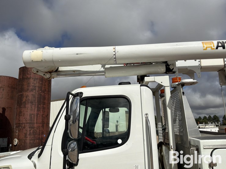 2009-freightliner-m2-106-image-11