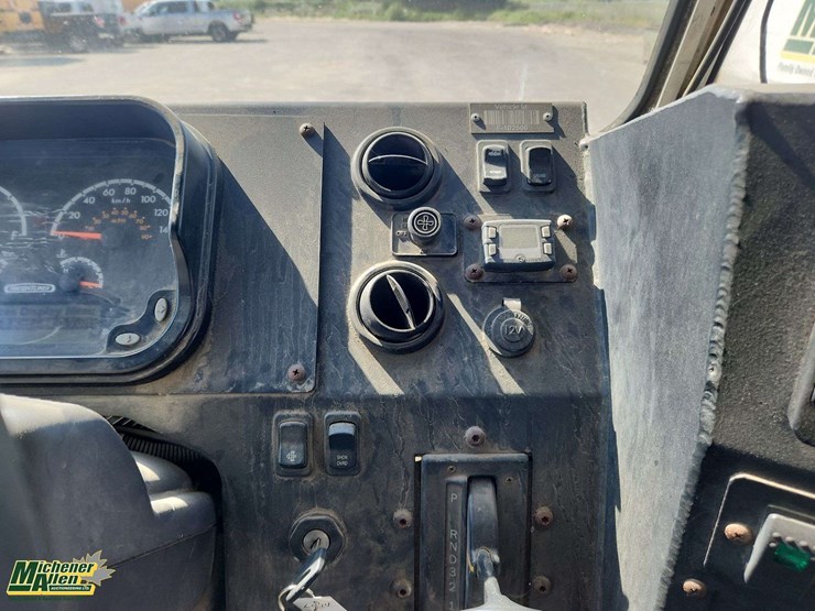 2014-freightliner-mt45-image-18