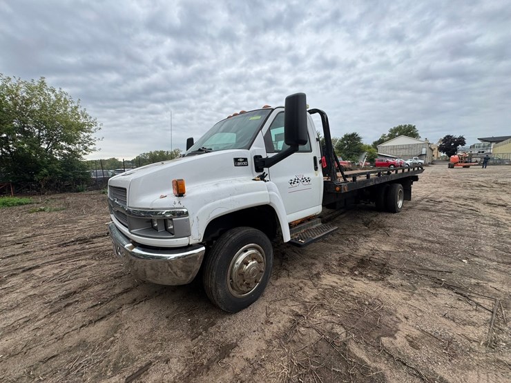 #1935-•-2004-chevrolet-5500-roll-back-truck-image-1
