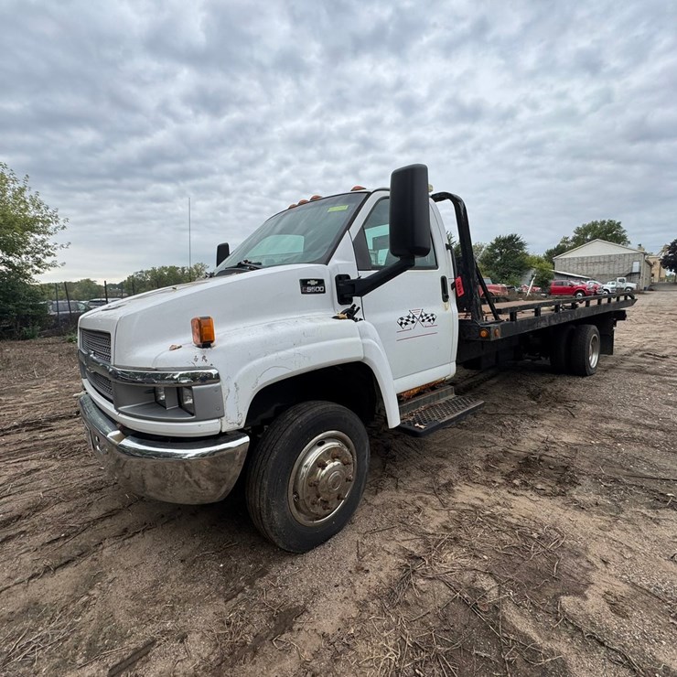 #1935 • 2004 Chevrolet 5500 Roll Back Truck