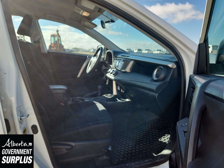 2015-toyota-rav4-le-image-18