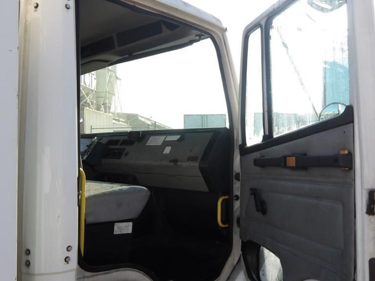 2002-freightliner-fl80-image-16