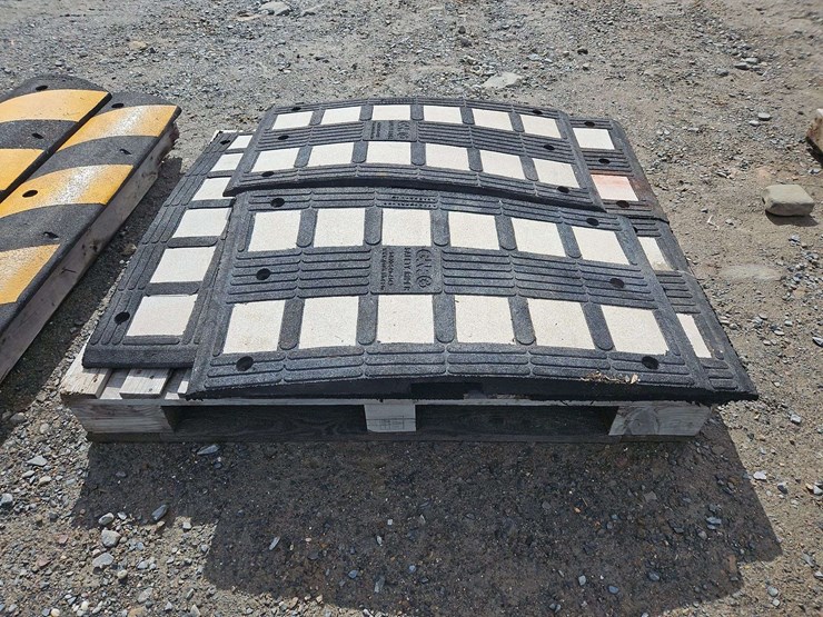 1-pallet-of-rubber-construction-curbs-image-1