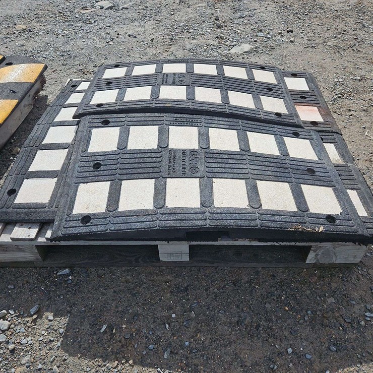 1 Pallet Of Rubber Construction Curbs
