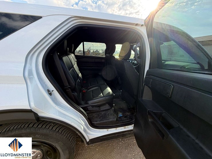 2021-ford-explorer-image-27