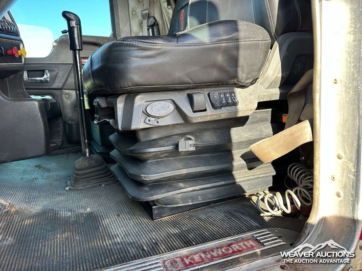 2011-kenworth-t800-image-32