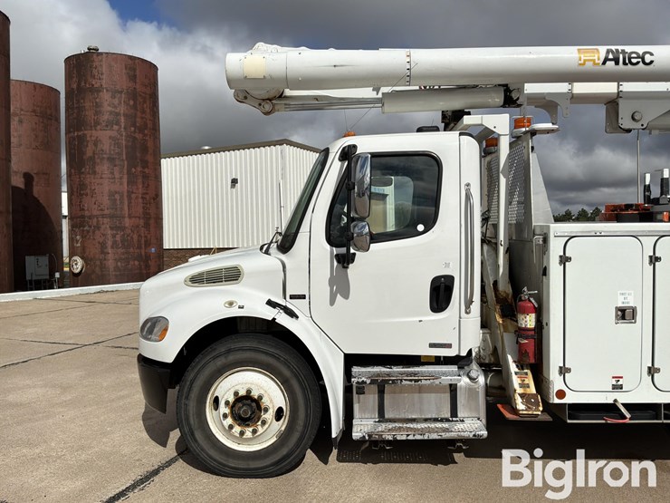 2009-freightliner-m2-106-image-10