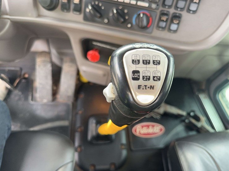 2022-peterbilt-389-image-27