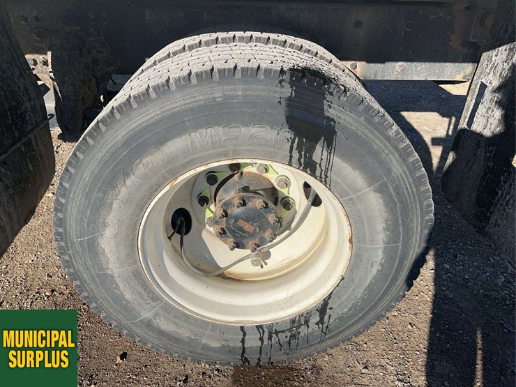 2015-freightliner-m2-106-image-10