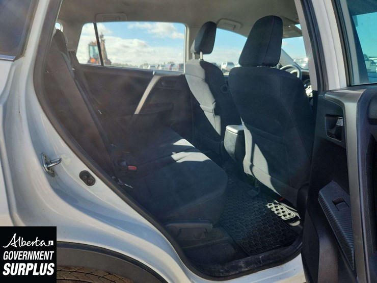 2015-toyota-rav4-le-image-17
