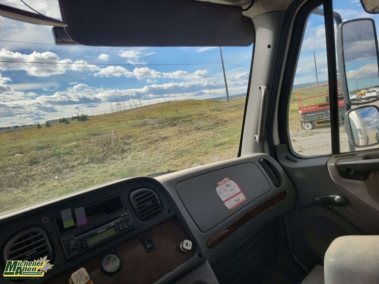 2006-freightliner-m2-106-image-24
