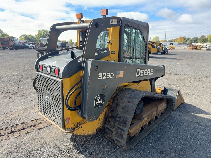 2013-deere-323d-image-5