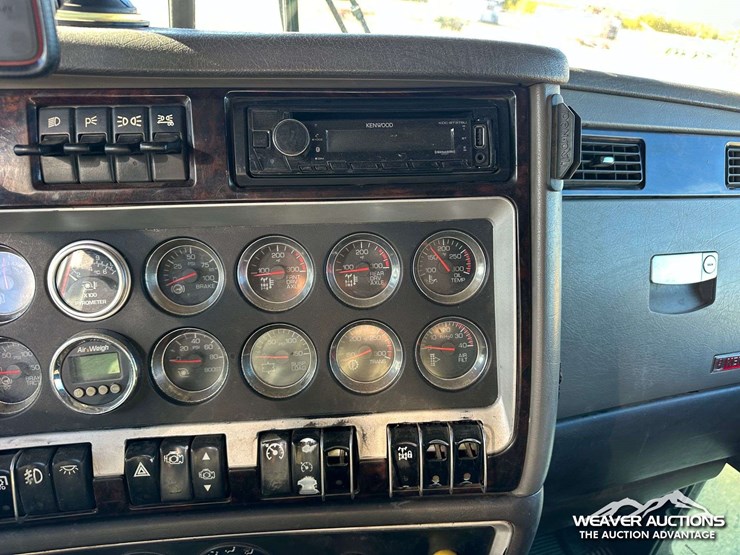 2011-kenworth-t800-image-23
