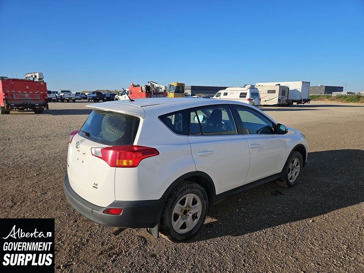 2015-toyota-rav4-le-image-4