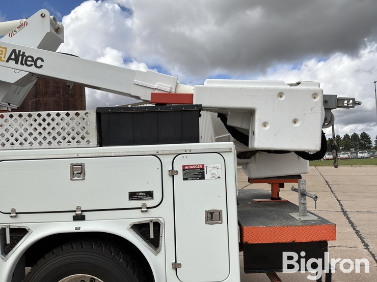 2007-freightliner-m2-106-image-12