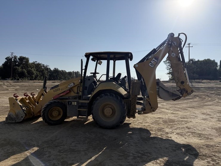 2022-caterpillar-420-image-2