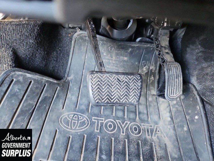 2015-toyota-rav4-le-image-22