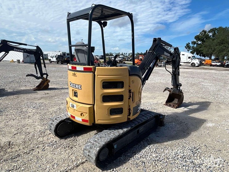 2015-deere-26g-image-3