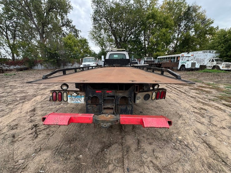 #1935-•-2004-chevrolet-5500-roll-back-truck-image-4