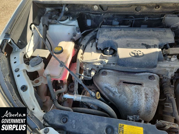 2015-toyota-rav4-le-image-26