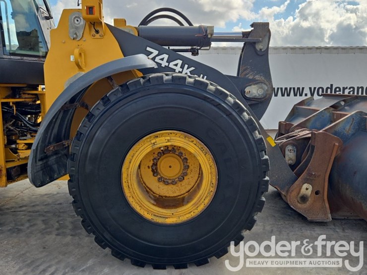 2019-deere-744k-image-13