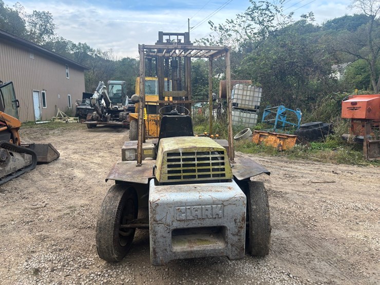 #3332-•-clark-it40b-forklift-image-3