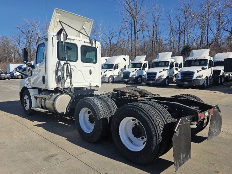 2020-freightliner-cascadia-126-image-2