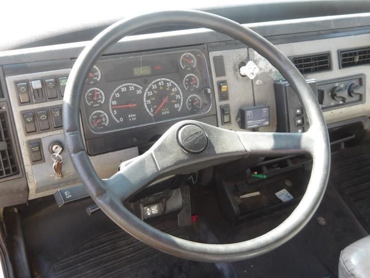 2002-freightliner-fl80-image-18