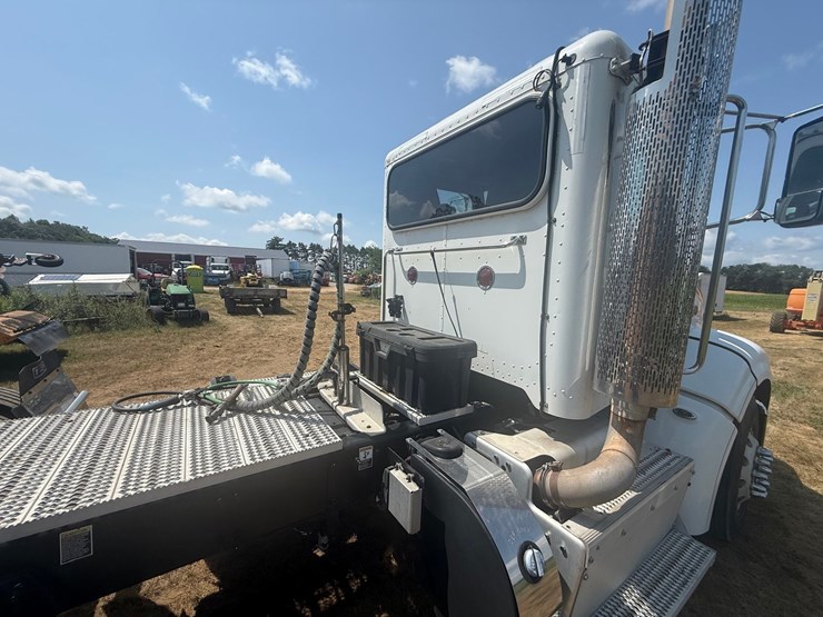 2012-peterbilt-384-image-20