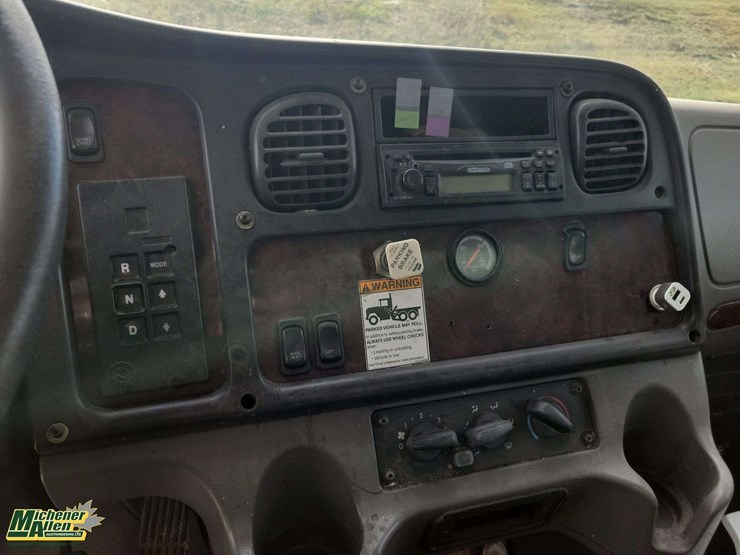 2006-freightliner-m2-106-image-20