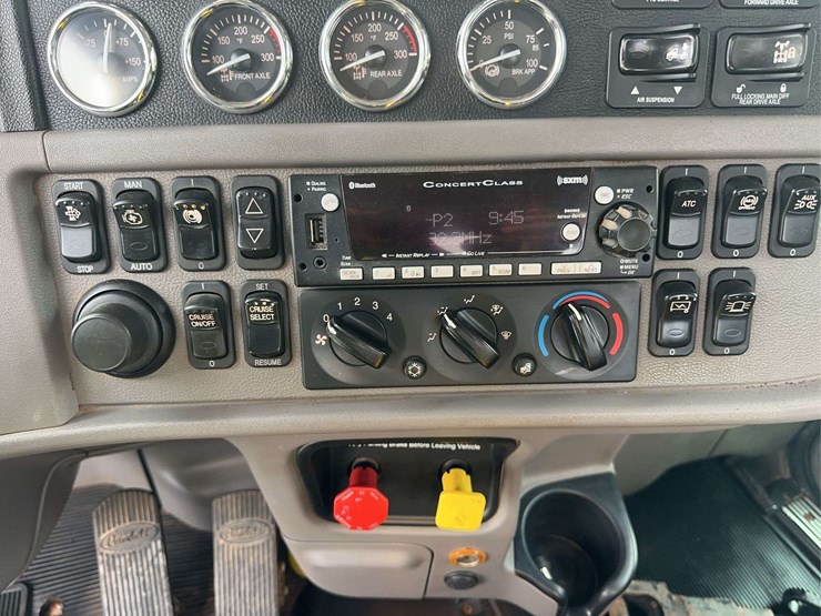 2022-peterbilt-389-image-29