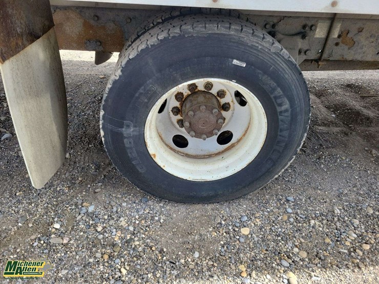 2006-freightliner-m2-106-image-11