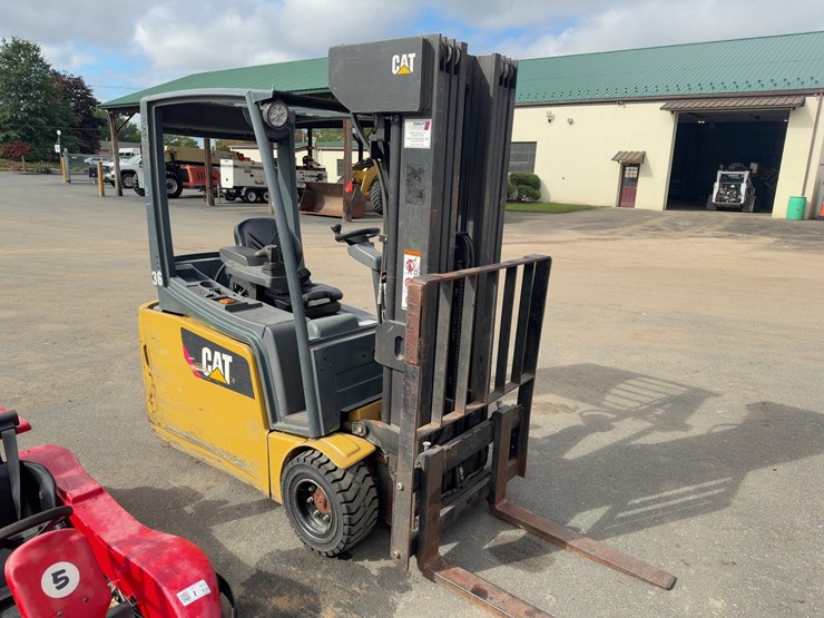 cat-electric-forklift-image-2